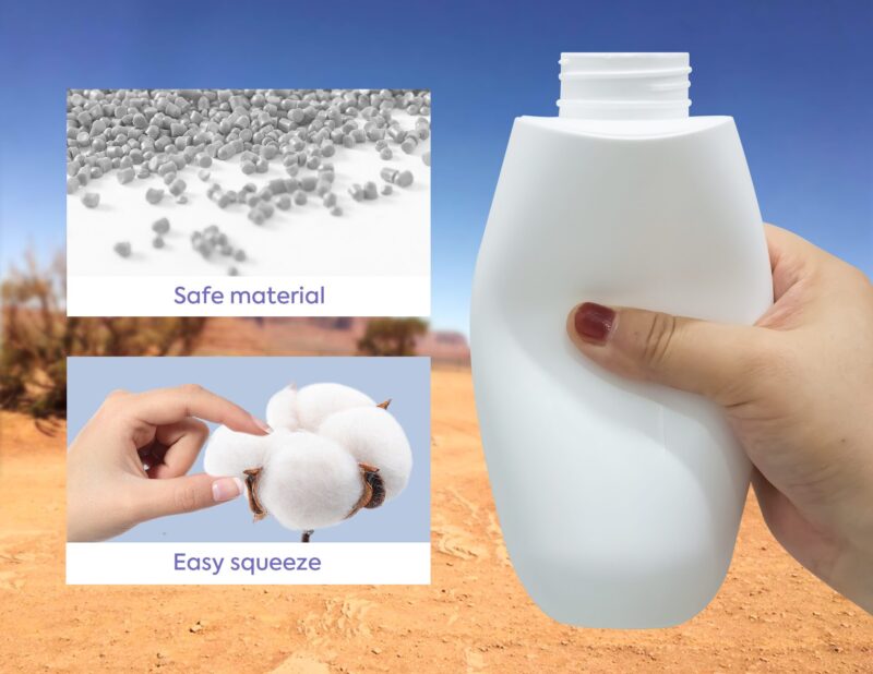 hand buigt witte bidetfles om flexibiliteit en BPA-vrij materiaal te tonen