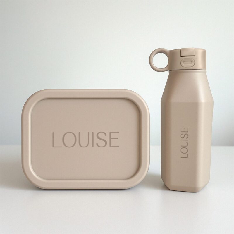 beige siliconen lunchbox drinkfles set met grote naamgravure in het midden