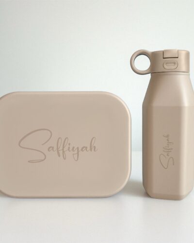 beige siliconen lunchbox en drinkfles set met grote naamgravure