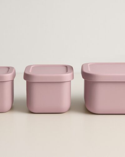 Drie pale pink snackdoosjes in een rechte lijn naast elkaar, deksels gesloten
