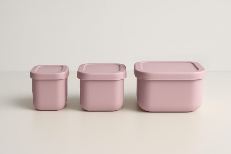 Drie pale pink snackdoosjes in een rechte lijn naast elkaar, deksels gesloten