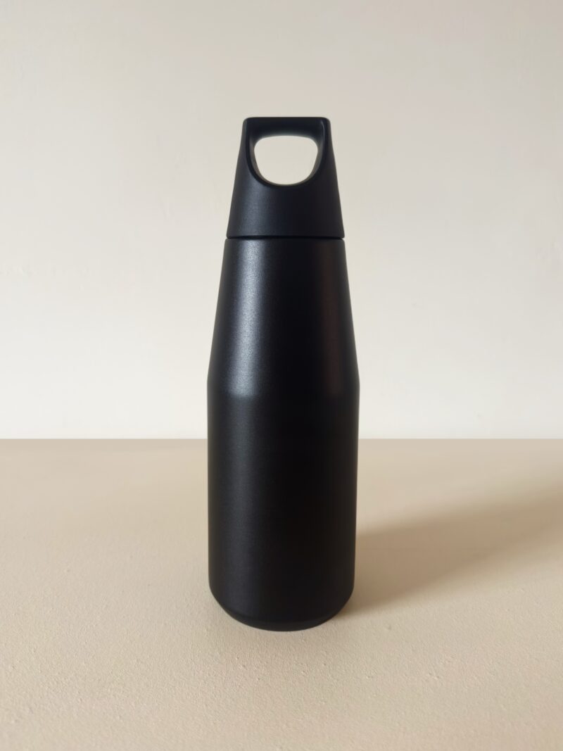 Japandi minimalist zwarte rvs drinkfles