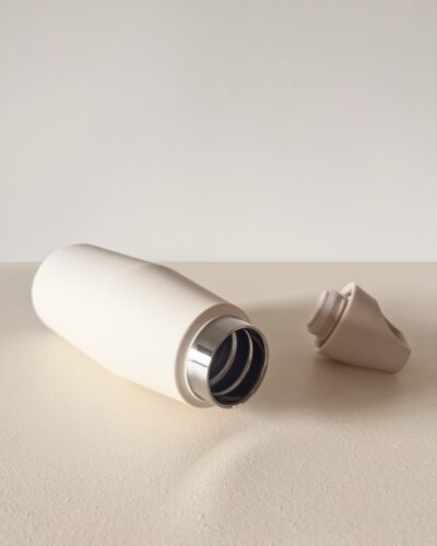 minimalistische Japandi RVS drinkfles mat crème wit liggend met zichtbare opening