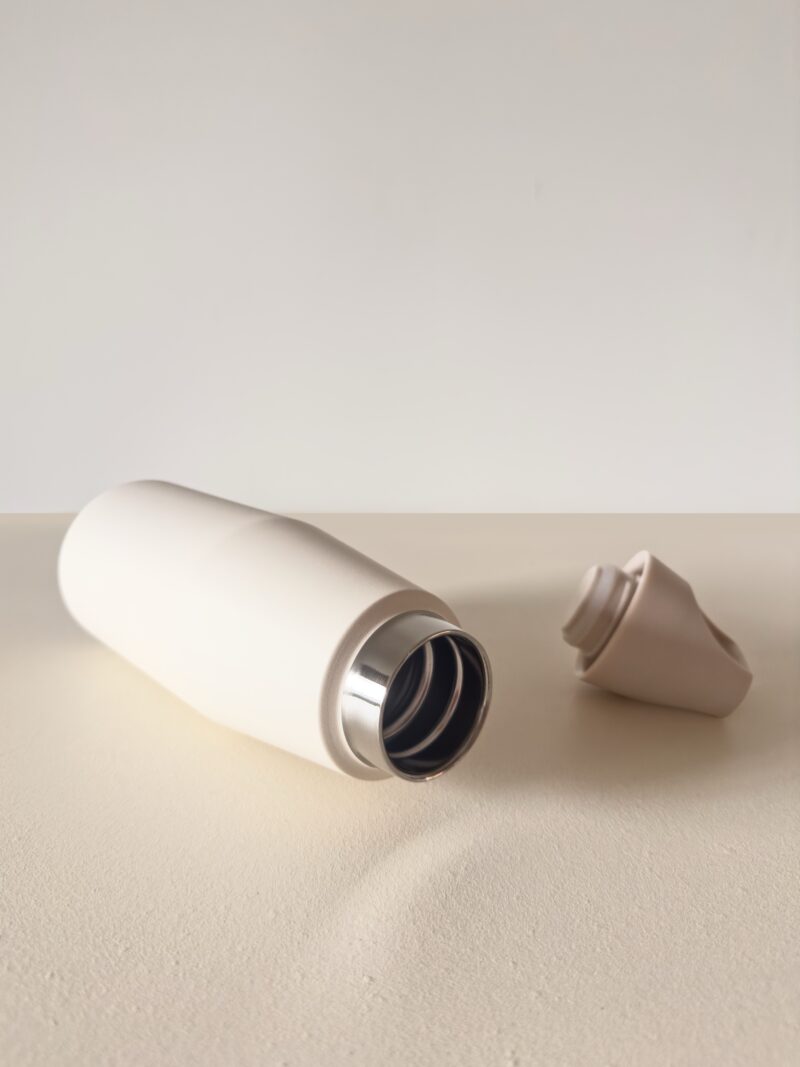 minimalistische Japandi RVS drinkfles mat crème wit liggend met zichtbare opening