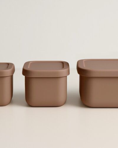 Snackdoosjes | Mokka | Siliconen | 3-Delige Set | Personaliseerbaar 8 Drie mokka snackdoosjes in een rechte lijn naast elkaar, deksels gesloten