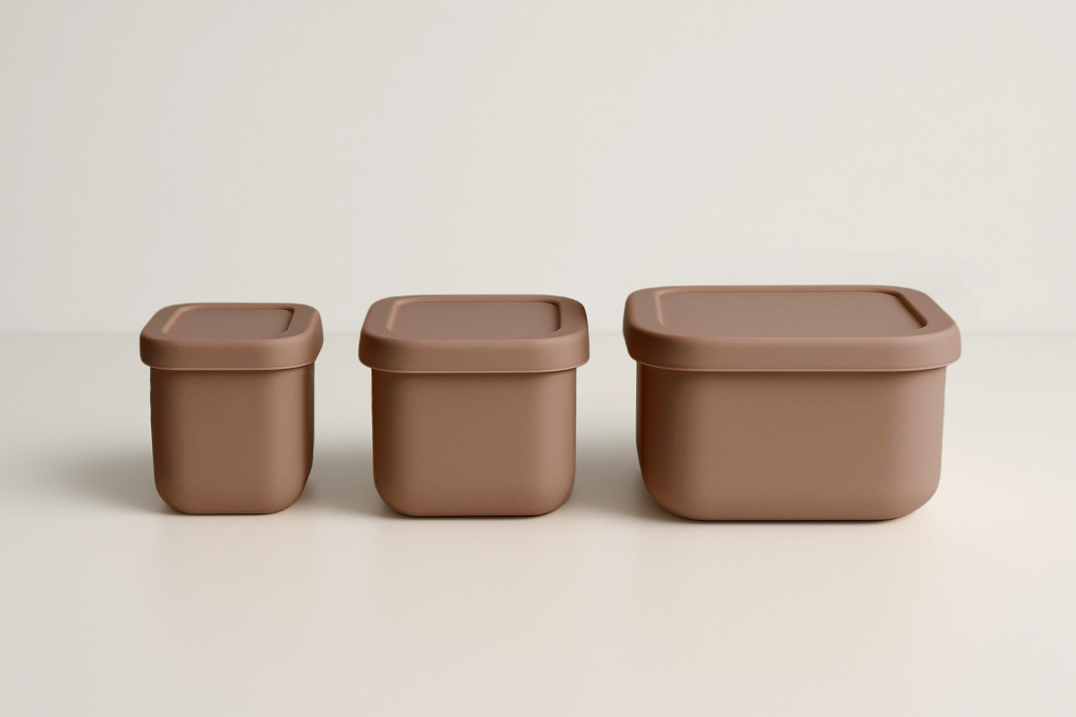 Snackdoosjes | Mokka | Siliconen | 3-Delige Set | Personaliseerbaar 4 Drie mokka snackdoosjes in een rechte lijn naast elkaar, deksels gesloten