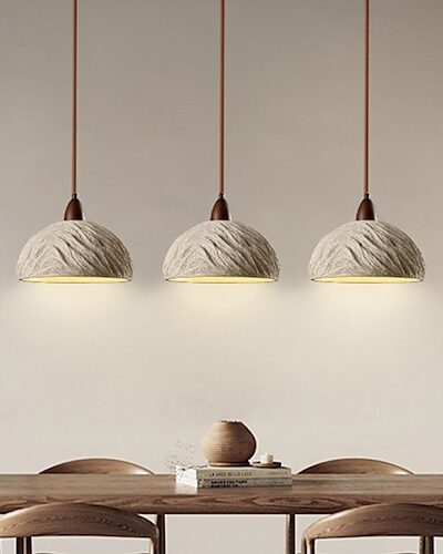 Wabi Sabi | Japanse Hanglamp | Beton | Hout 18 drie wabi sabi beton hanglampen boven een eettafel