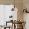 wabi sabi japanse hanglamp van beton en hout in rustig interieur