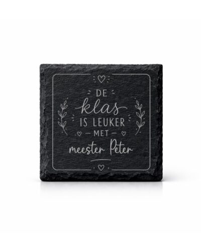 Gepersonaliseerde leisteen onderzetter meester met gegraveerde tekst "De klas is leuker met meester"
