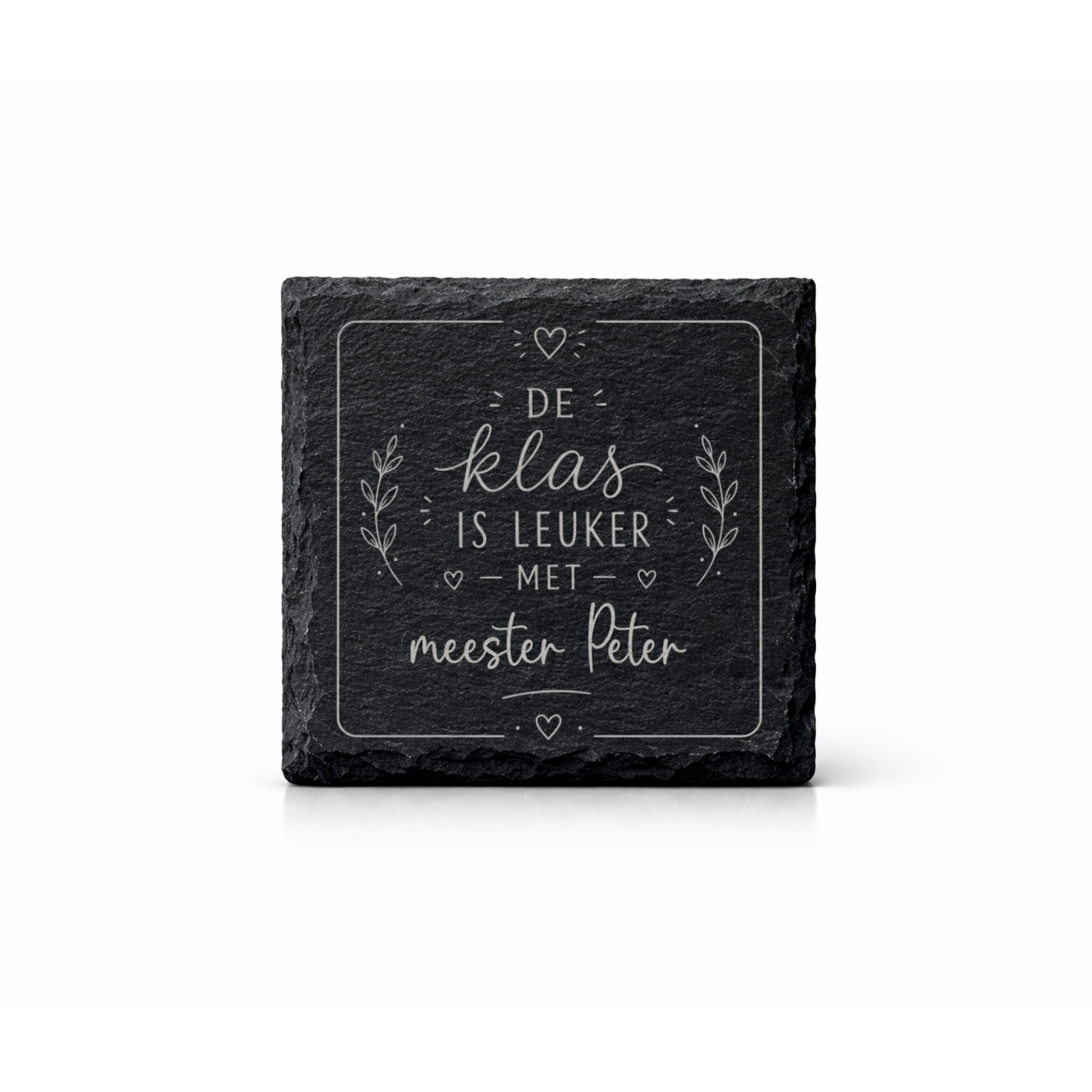 Luxe Onderzetter | Leisteen | De Klas Is Leuker Met Meester | Gepersonaliseerd 1 Gepersonaliseerde leisteen onderzetter meester met gegraveerde tekst "De klas is leuker met meester"