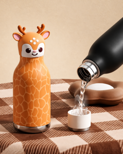 Twee HEK&BAY Cuties RVS kinderdrinkflessen, een hert en een panda, die water in het bekertje uit de dop schenken