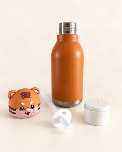 Alle onderdelen van Timo Tijger: RVS fles, rietje, tijgerkop-cover en dop die ook als bekertje dient