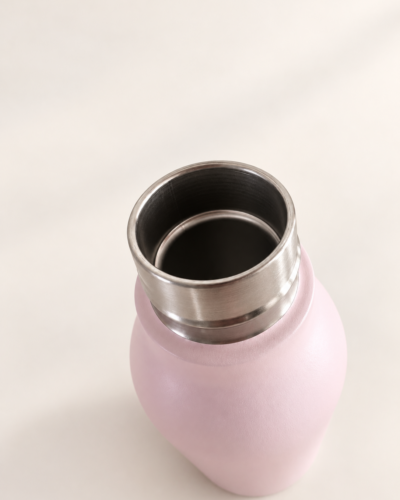 Poppy Poes drinkfles van schuin boven zonder rietje, met zicht op de drinkopening