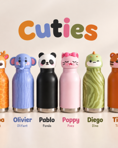 Alle HEK&BAY Cuties RVS kinderdrinkflessen op een rij met hun namen eronder