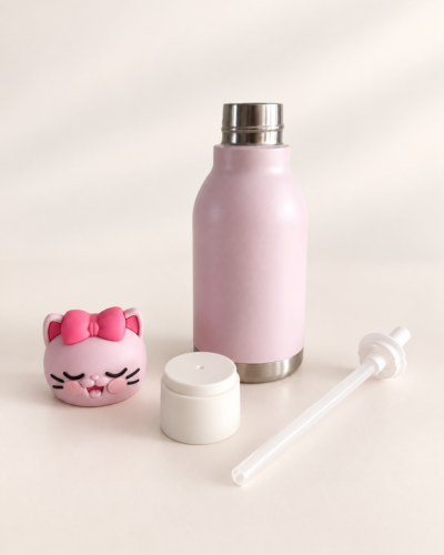 Alle onderdelen van Poppy Poes: RVS fles, rietje, poezenkop-cover en dop die ook als bekertje dient
