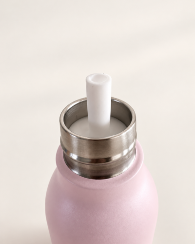 Poppy Poes kinderdrinkfles van schuin boven, met het siliconen rietje in de fles